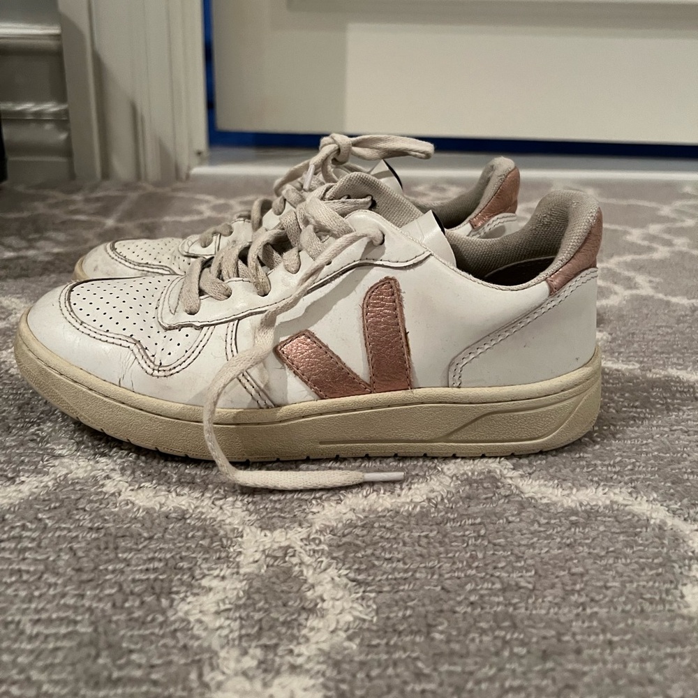 Pink metallic leather V10 Veja sneakers